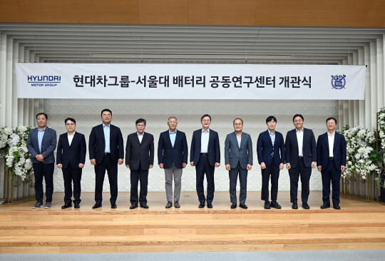 성낙섭(왼쪽부터) 현대차·기아 연구개발기획조정실 상무, 오준학 서울대 화학생물공학부 교수, 김흥수 현대차·기아 GSO 부사장, 홍유석 서울대 공대학장, 정의선 현대차그룹 회장, 유홍림 서울대 총장, 김용화 현대차·기아 CTO 사장, 고승환 서울대 공대연구부학장 교수, 김창환 현대차·기아 배터리개발센터 전무, 최장욱 배터리공동연구센터장 교수가 24일 서울 관악구 서울대 엔지니어하우스에서 열린 '현대차그룹-서울대 배터리 공동연구센터' 개관식에서 기념사진을 찍고 있다. 현대차그룹 제공
